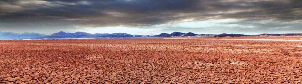 Un terreno totalmente seco y agrietado afectado por la sequía en España